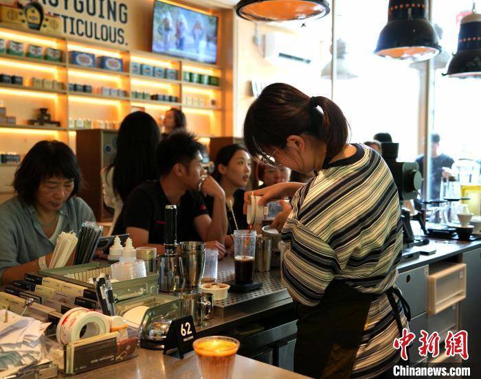 （神州写真）贵阳跻身咖啡新势力 “山野”特调征服味蕾