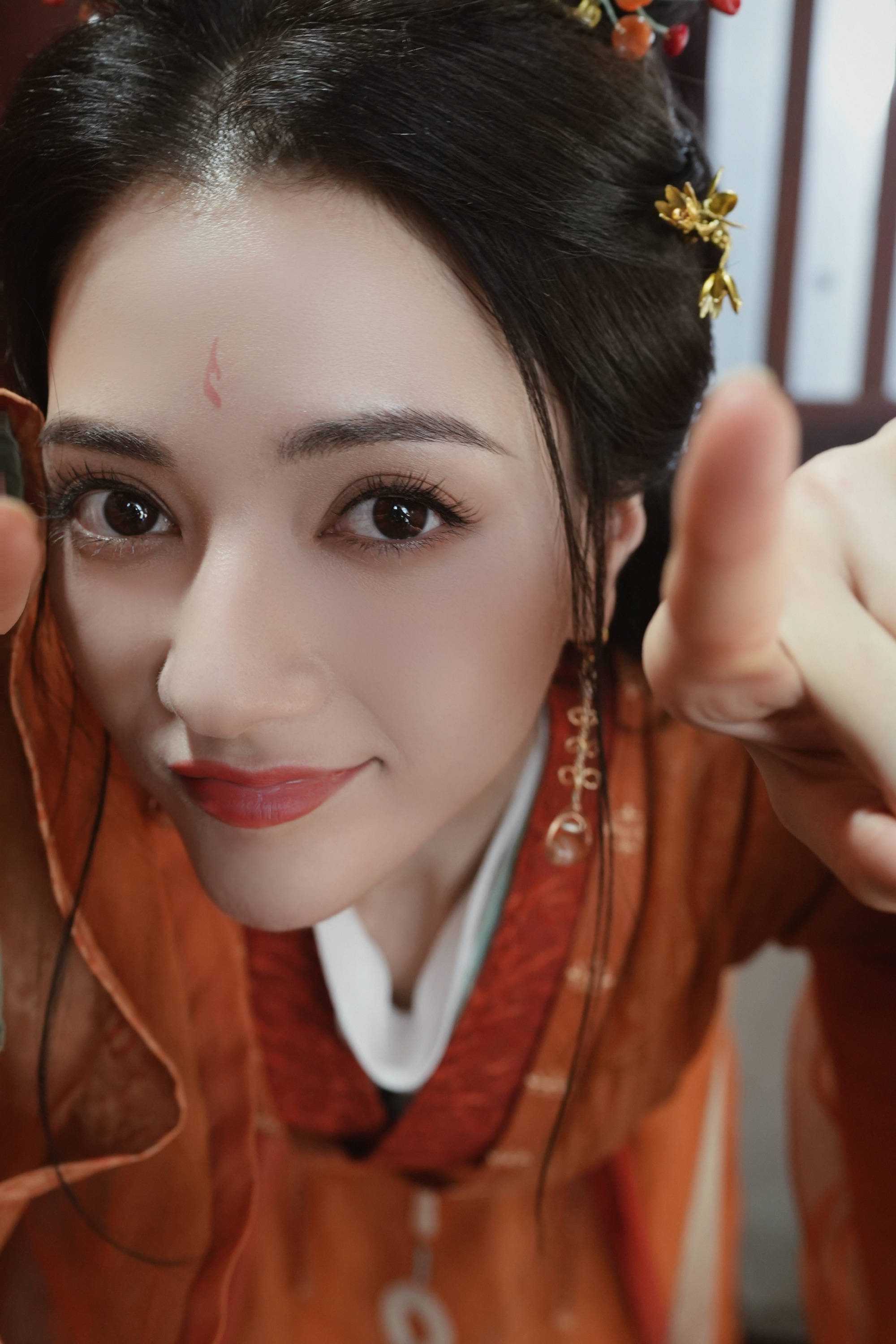 娜然穿橙色戏服活色生香 嘟嘴比耶超可爱