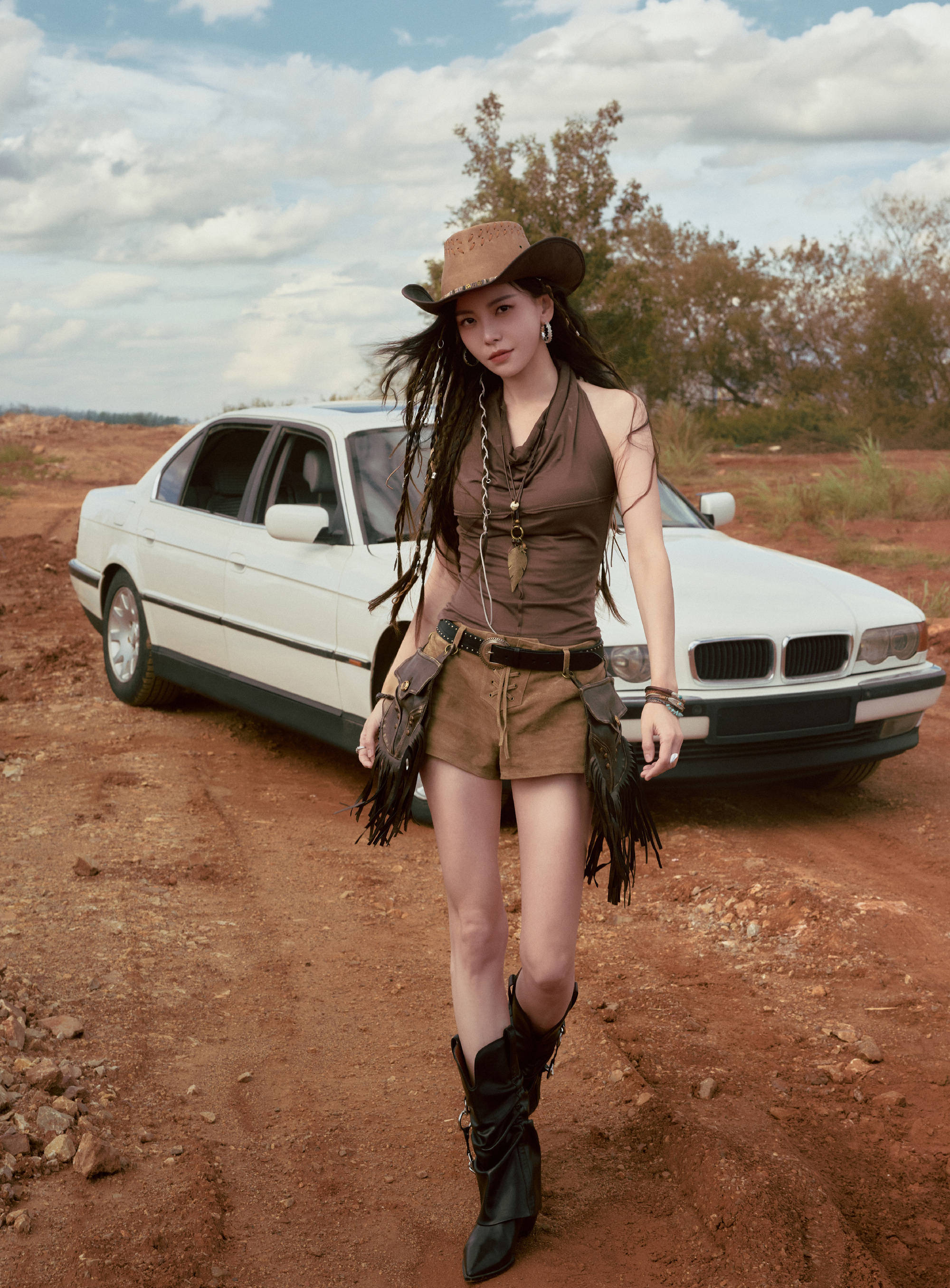 于文文秒变西部牛仔又酷又飒！穿大地色服装彰显野性美感