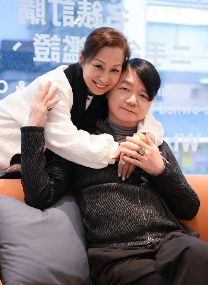 艾威发布妻子Lisa告别仪式安排 二人18年婚姻未有孩子