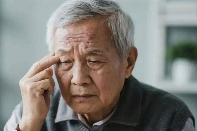 老年痴呆到最后都是咋去世的？医生惋惜：去世前，身体有3个信号