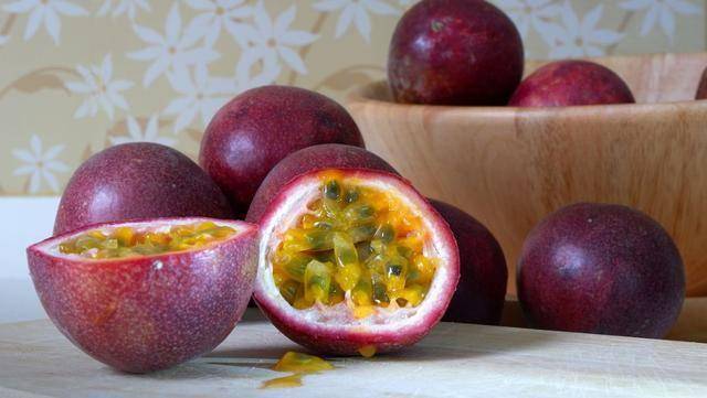 百香果是夏季"健脾果"？医生：要想脾胃好，夏至后多吃"4种果"！