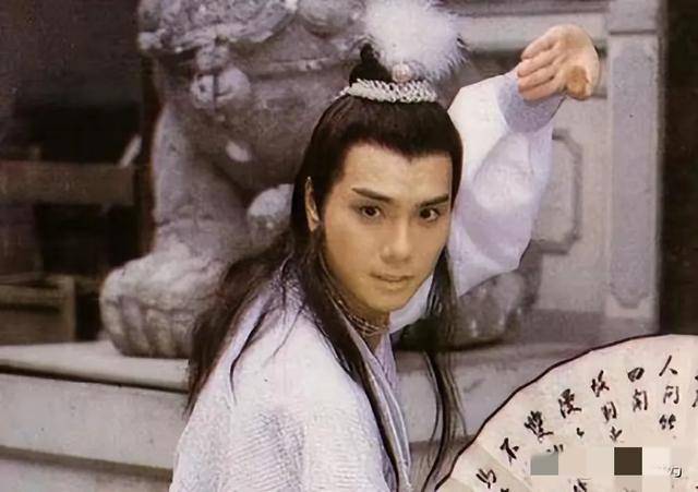 72岁伍卫国近照曝光，冻龄状态惊呆网友，与刘晓庆恋情成一生遗憾