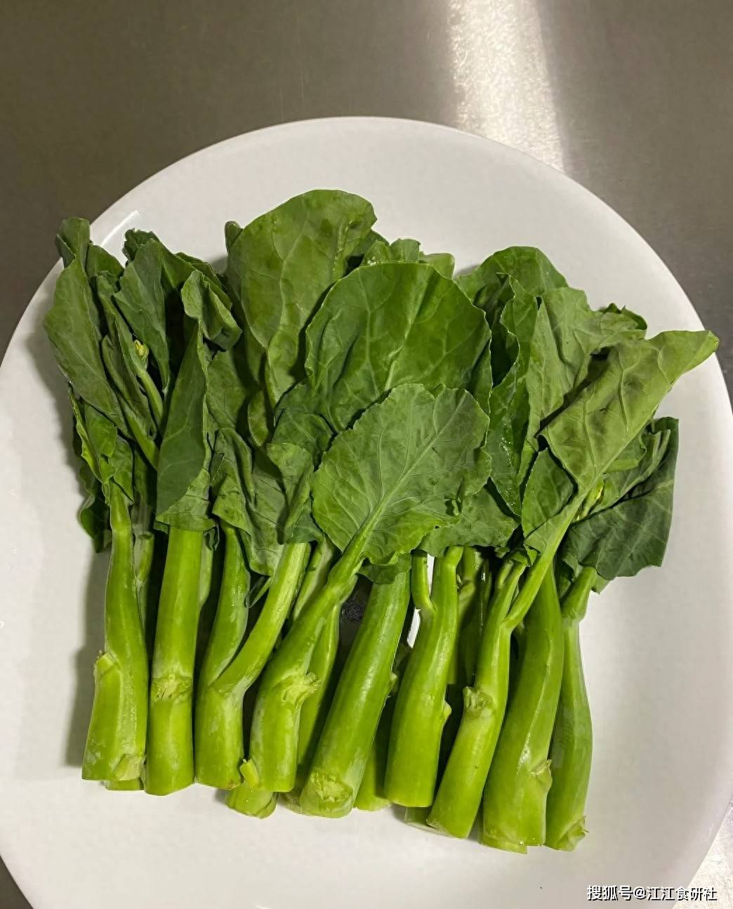 原创            它是“菜中灵芝”，较韭菜鲜，比荠菜补，中老年常吃，安神又助眠