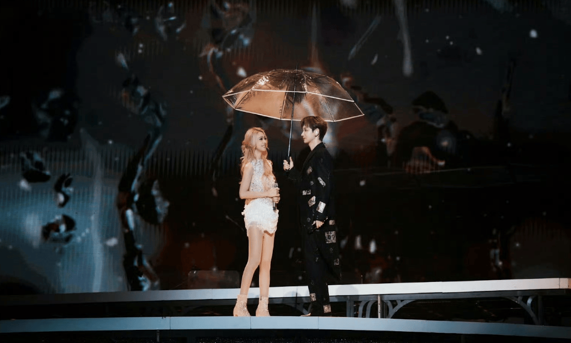 薛凯琪汪苏泷舞台撑伞对视 男帅女美画面唯美