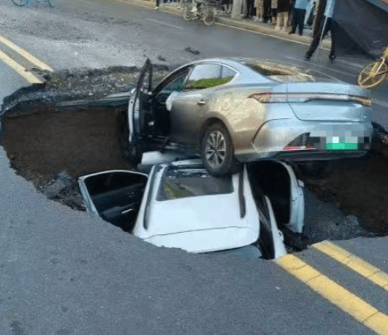 邯郸一路面有车辆掉入坑中？多部门回应：确有此事，正积极处理