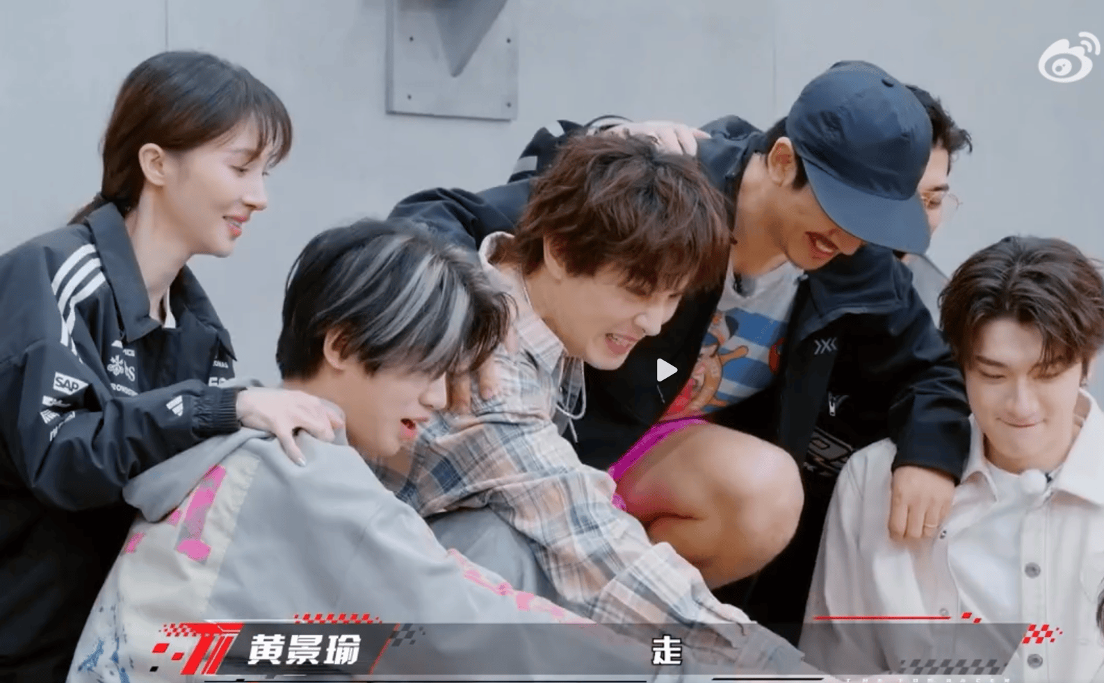 原创            腿上坐六人还能稳如泰山？黄景瑜的“肌肉记忆”藏着多少惊喜