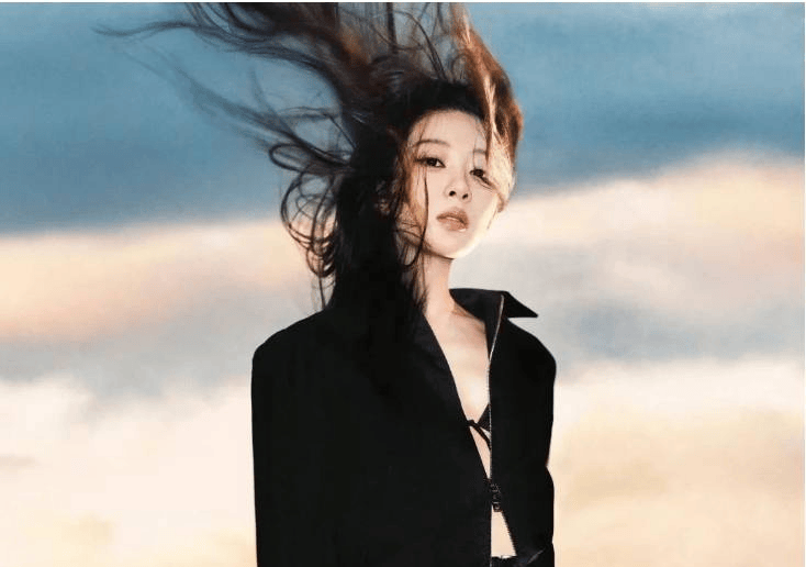 杨紫时尚芭莎大片伸展至自由天际