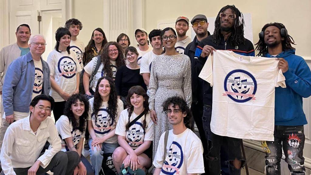 又一位歌手“下海”OnlyFans，真穷还是哭穷？