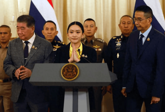 原创            只剩255席，佩通坦拒绝下台，一架泰专机直飞中国，执政党要自救