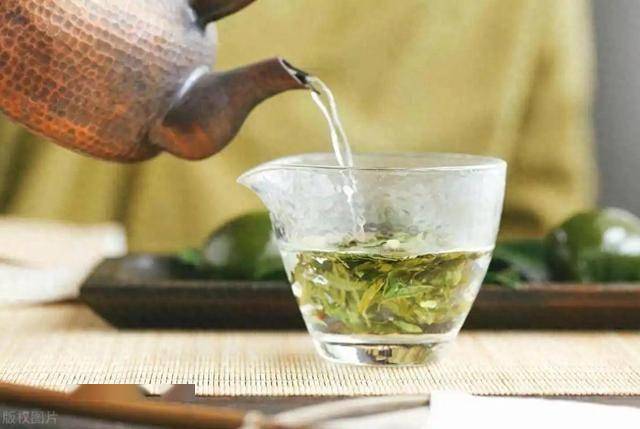 医生发现：天热还经常喝绿茶的人，不出1个月，或能看到5个改善