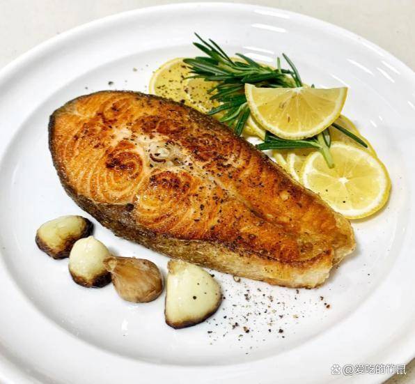 年龄大了要强骨骼，推荐这道香煎三文鱼，比钙片更天然有效