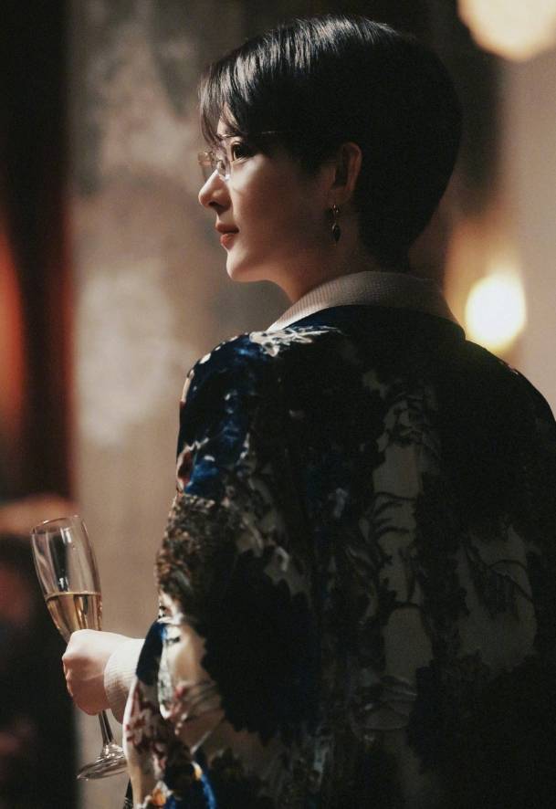 章子怡夸赞赵丽颖《酱园弄》角色造型：短发帅气西林