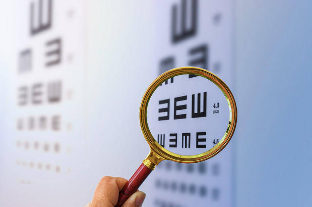 消费者称在景区写真馆化妆致双眼化学灼伤，店家称或因其卸妆不当 市场监管部门介入