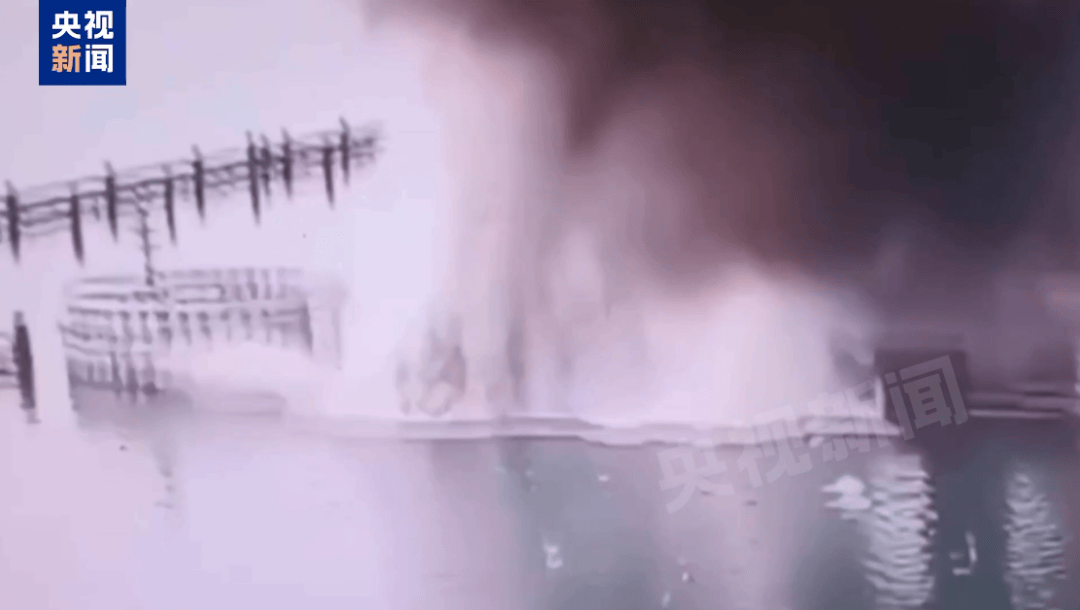 突发！乌克兰炸了克里米亚大桥！乌国家安全局：准备持续数月，从水下爆破，水下支撑结构遭重创