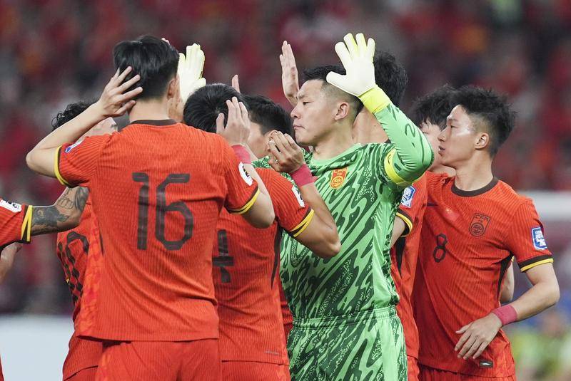 足协主席宋凯雨中观摩国足训练 球队今日启程前往印尼