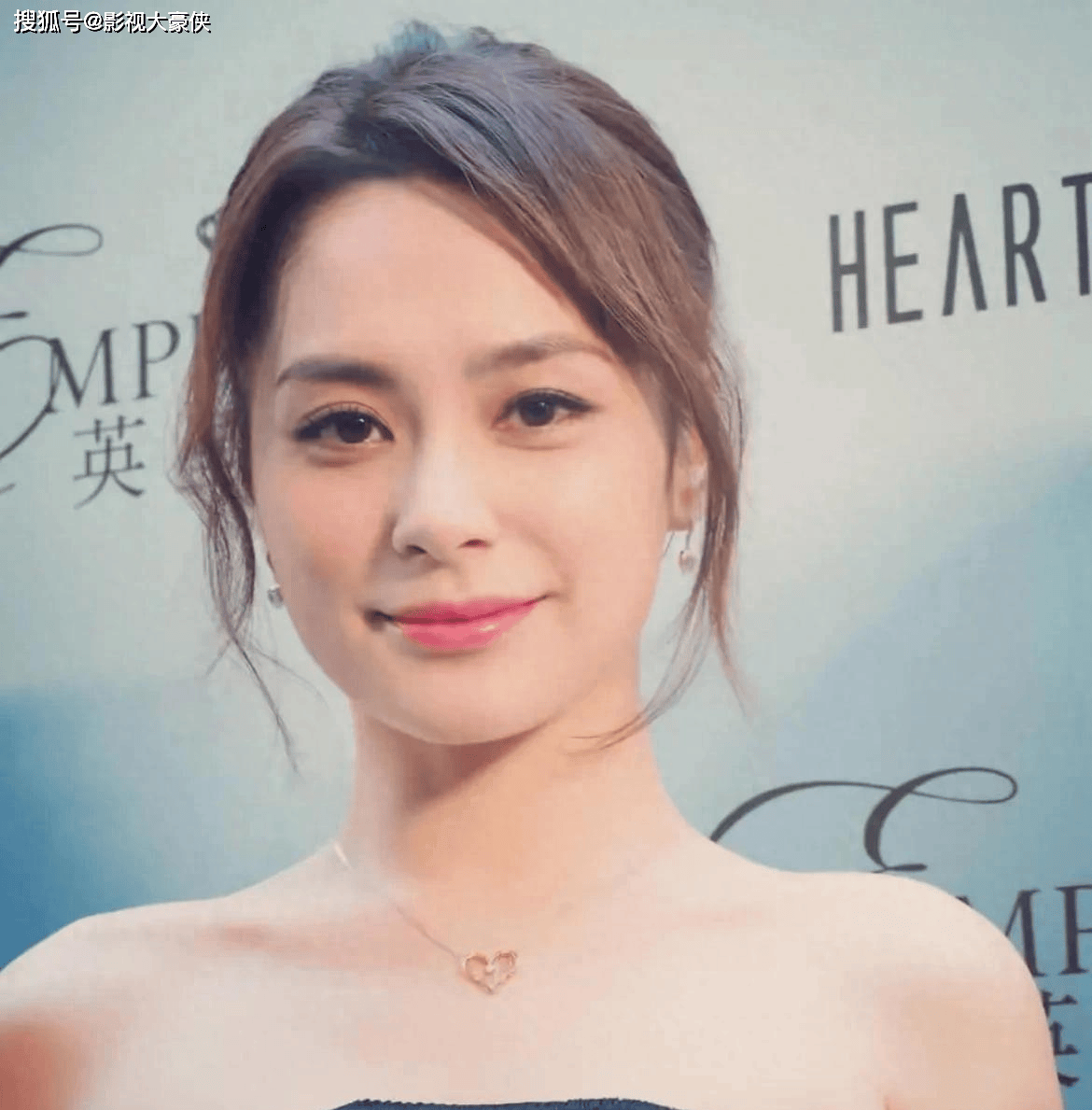 原创            44岁阿娇机场亮相，又复胖了身材圆润，网友：第一眼以为是孕妇