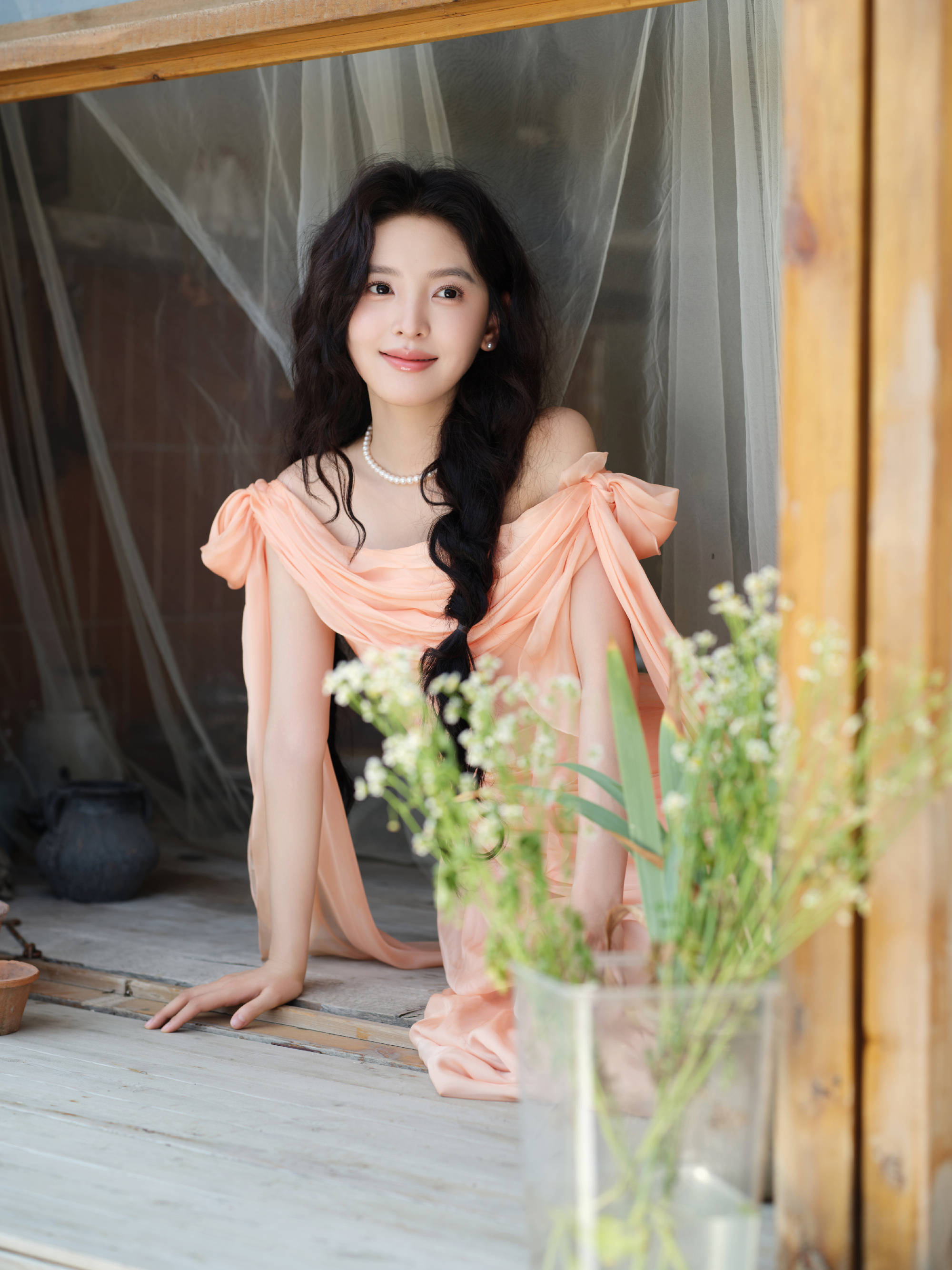 章若楠化身果汁少女清纯明媚 扎双麻花辫笑容温柔