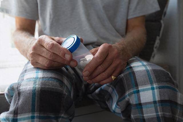 61岁大爷吃氨氯地平，突发脑梗，医生怒斥：降压药怎么能这么吃