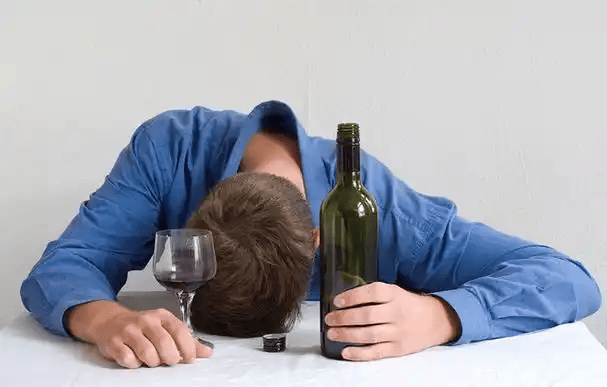 26岁酗酒成疾难自拔 精准脑手术重塑健康人生