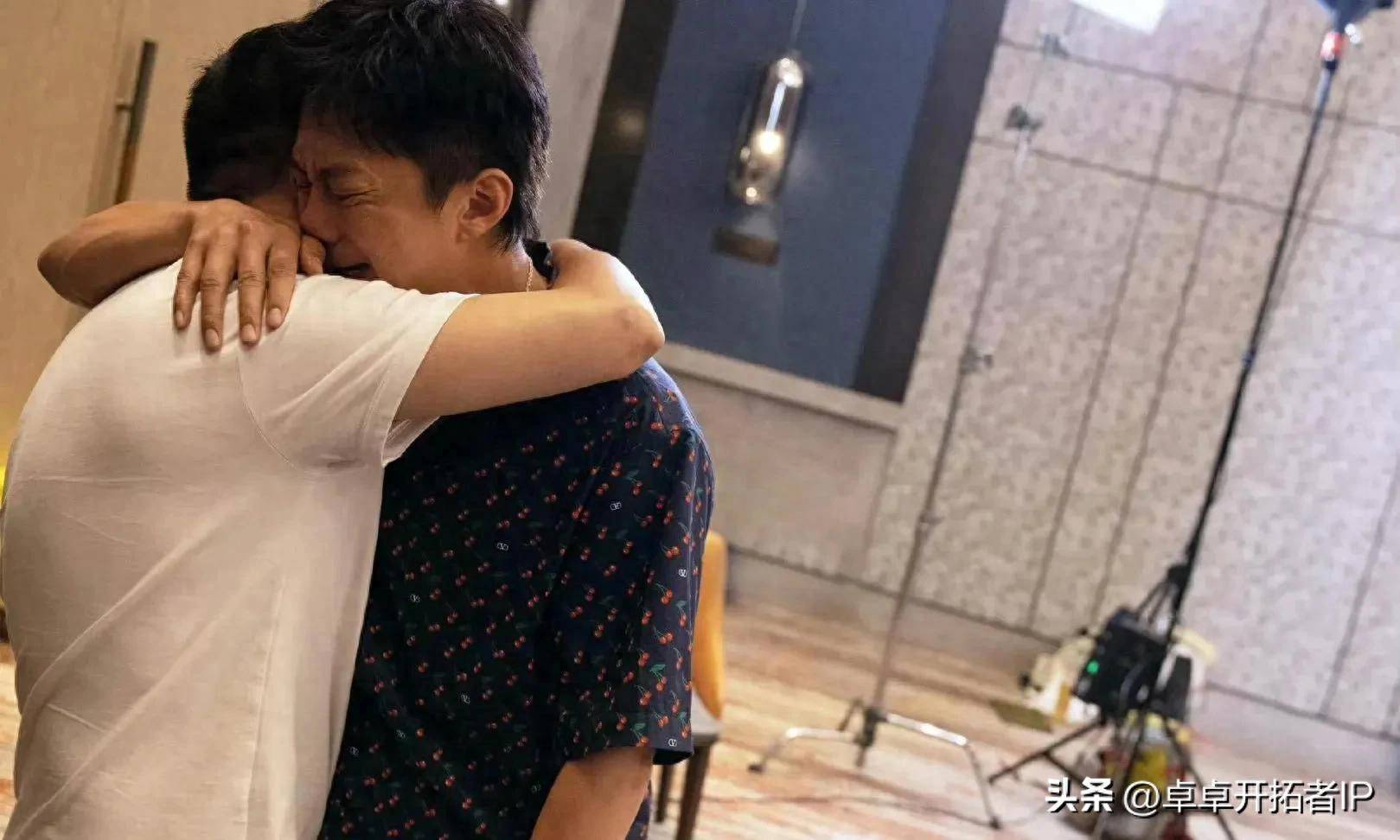 原创            邓超节目上爆哭暴露鹿晗关晓彤分手真相？粉丝扒出证据力证未分手