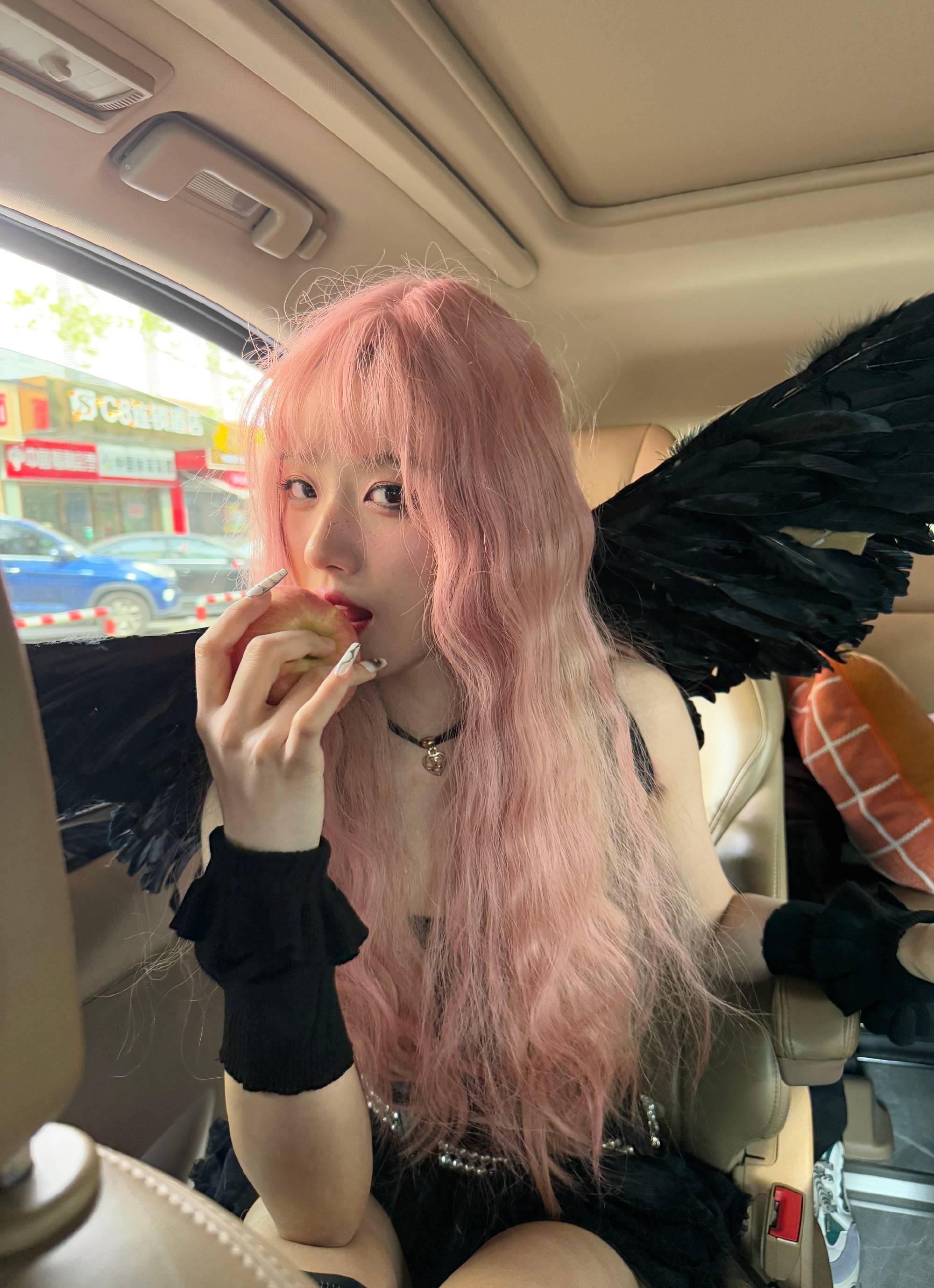 卢昱晓染粉发配黑翅膀化身百变鬼马少女 化全包眼线又甜又酷