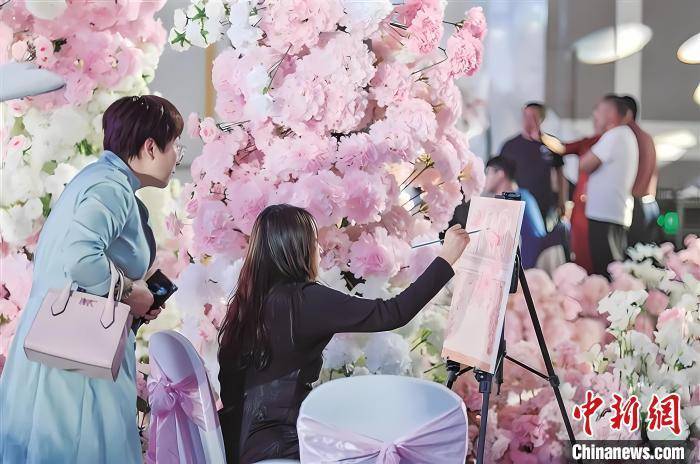 婚礼绘画师用笔尖定格幸福时刻