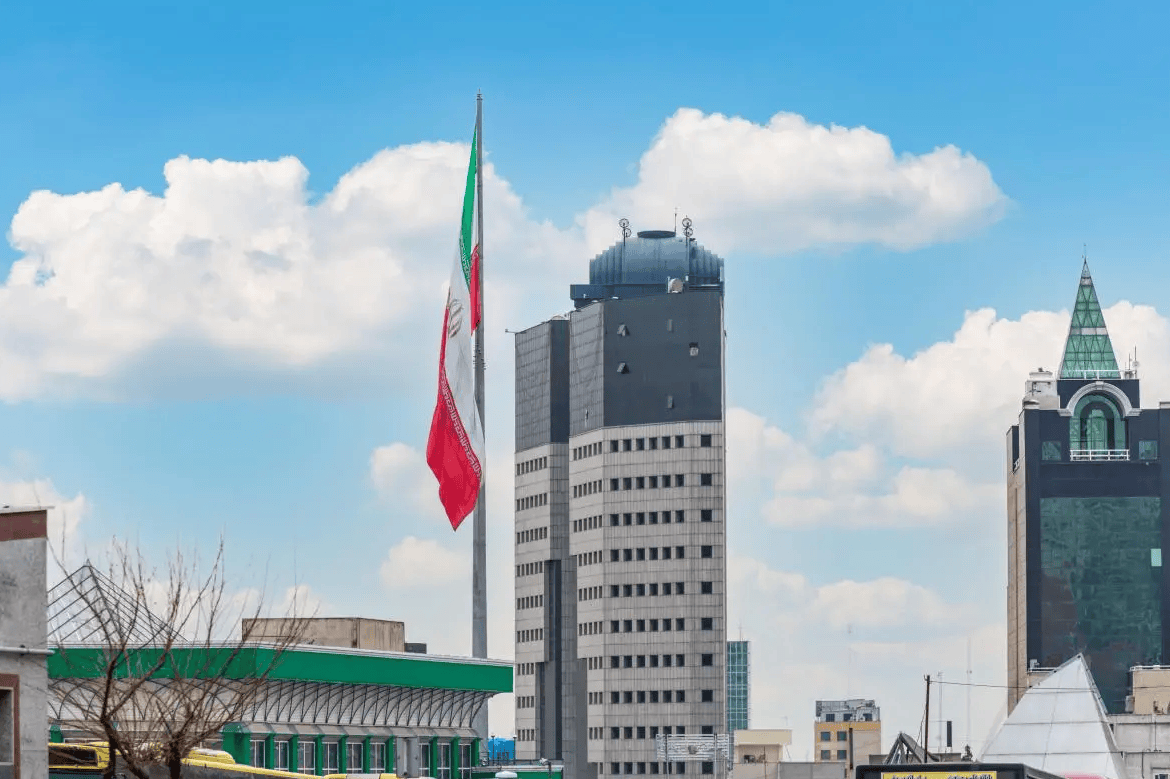 以色列关闭领空，伊朗要动真格了，美国撤侨专机紧急升空，中方发声提醒