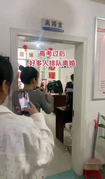 高考后现离婚潮？妈妈拿花接送，儿子出考场一句：妈，你们离婚吧