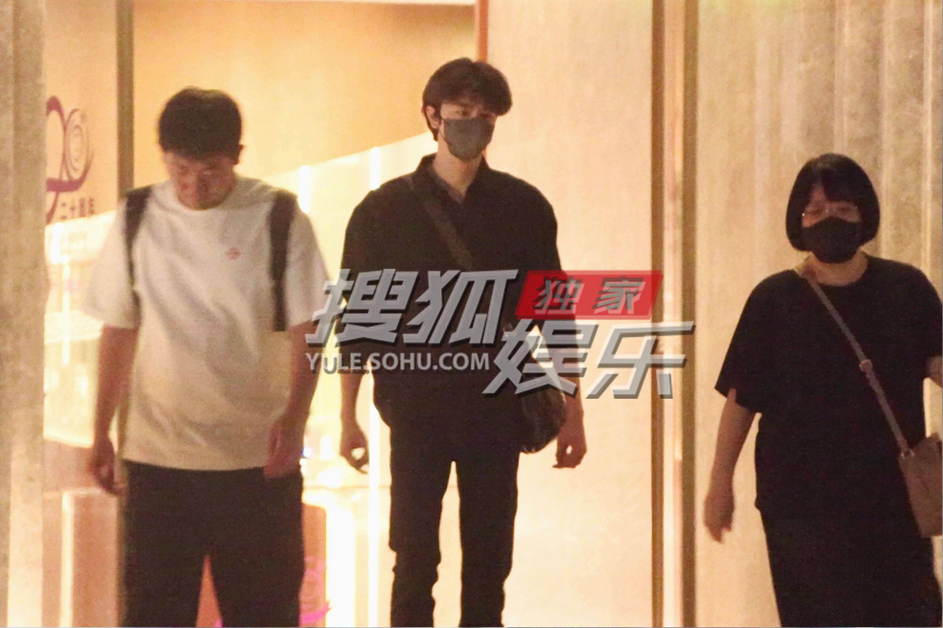 林一吃火锅大长腿吸睛 饭后悠闲而出像在走秀