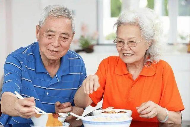 高尿酸患者饮食注意：这3物坚决不吃，这2菜多吃，健康享受美味