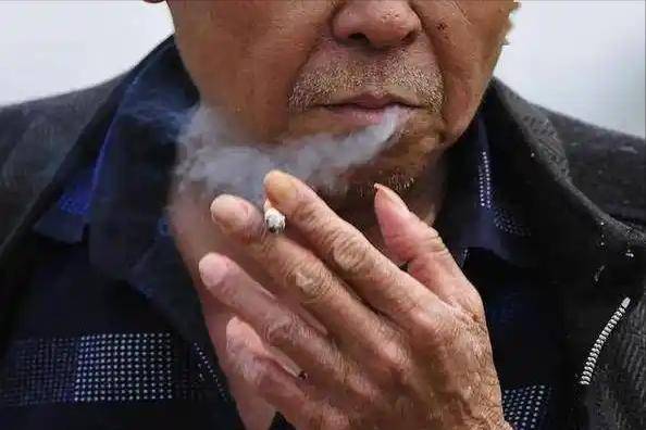 大爷戒烟半年后，心梗离世？医生发现：戒烟没错，或与4件事有关