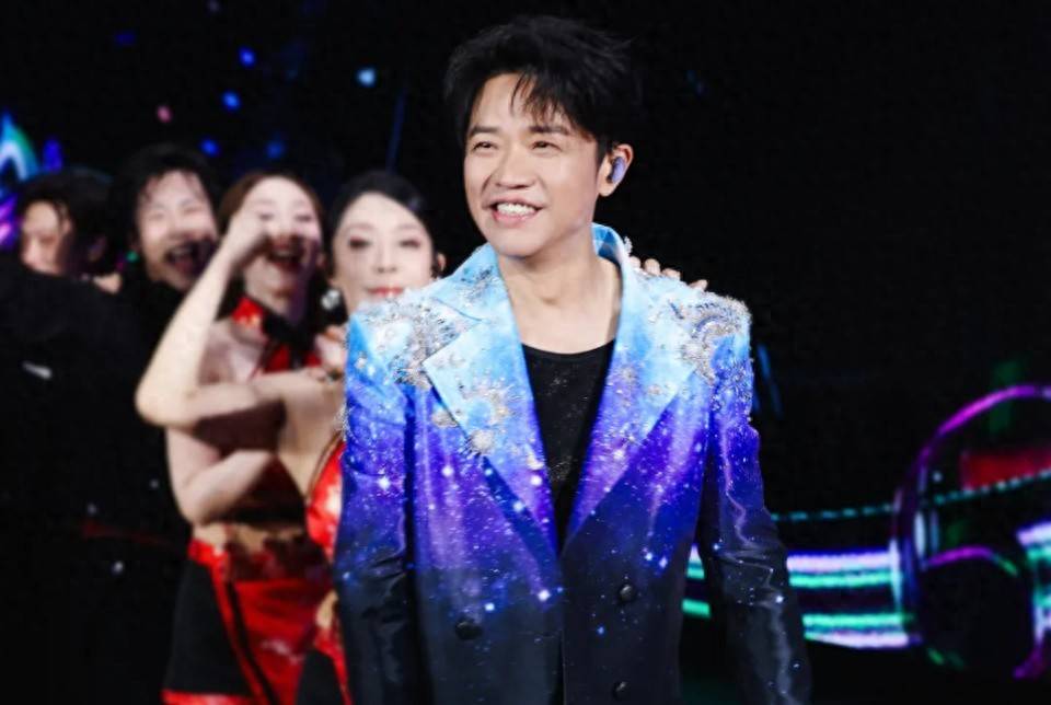 凤凰传奇演唱会取消！演出方或将损失3000万，曾毅代价远超黄丽玲