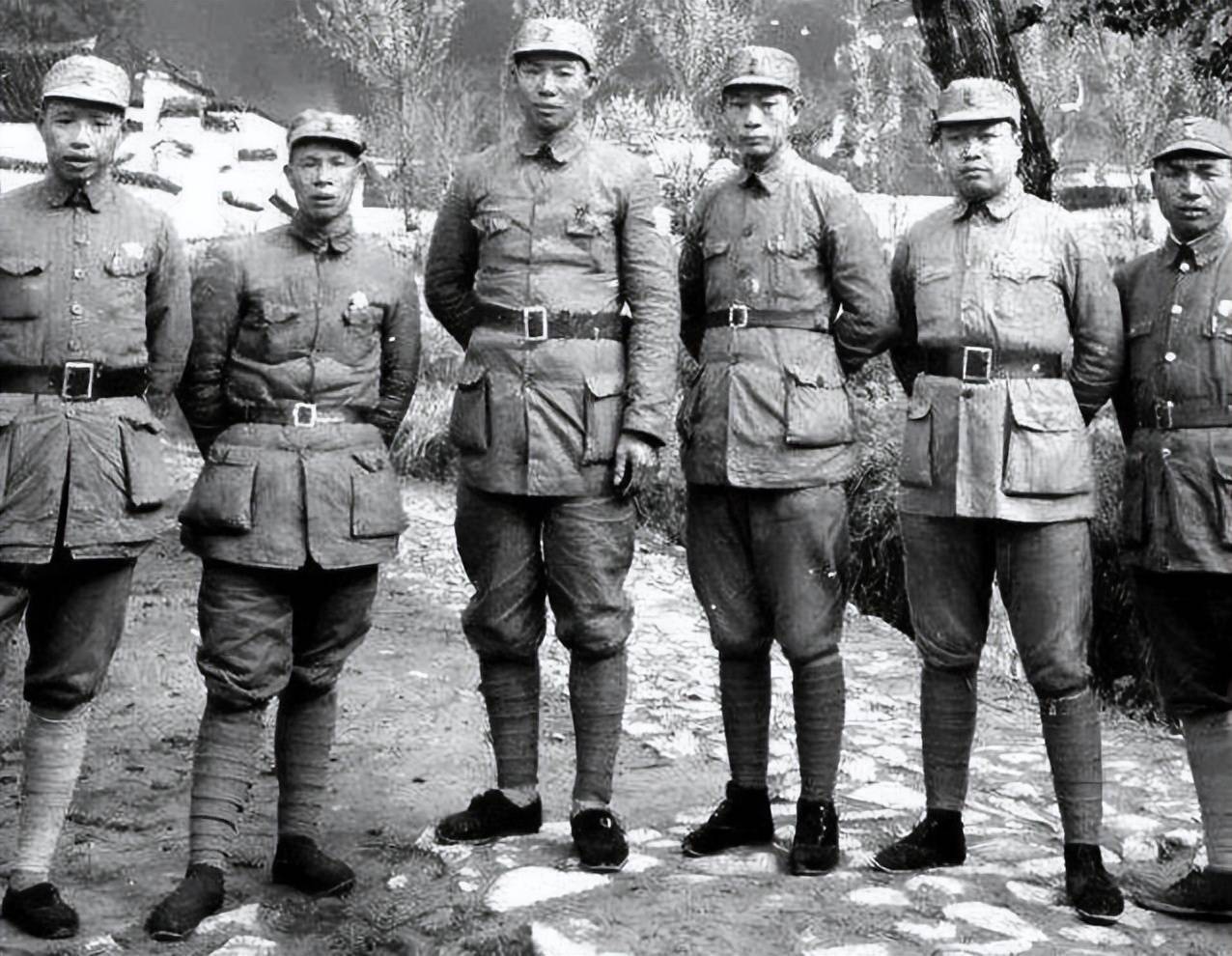 原创            新四军团长外出被日军发现，求助田间老农，老农将他踹进了水田中