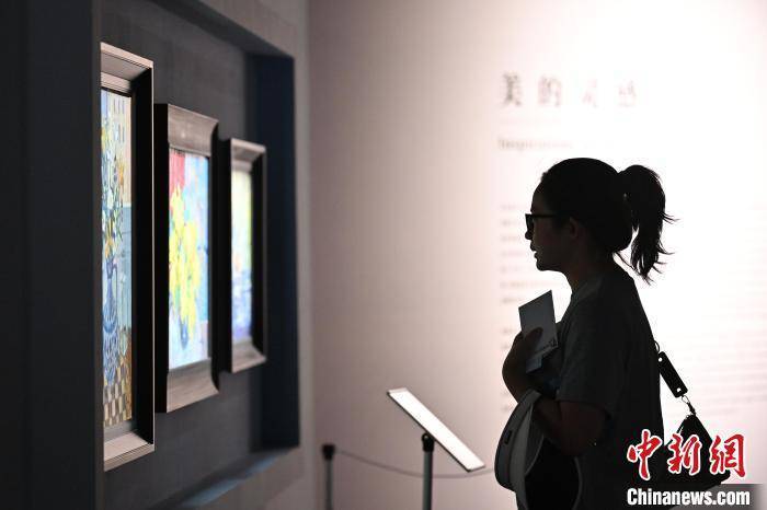 山西太原：民众沉浸式观赏西班牙油画真迹展