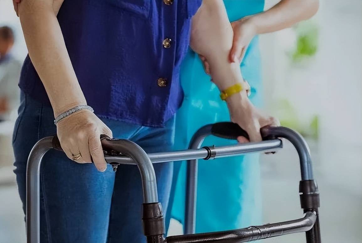 入夏湿气重，这3种水果祛湿气，是帕金森克星，改善手抖更有效!