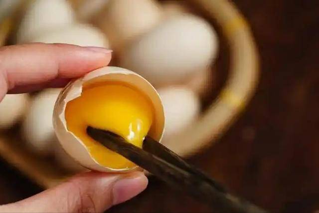 一天一个鸡蛋，糖尿病的几率大大增加？医生苦劝：3类人别跟风吃