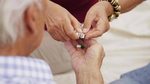 长期吃止痛药的人，若有这4个症状，肝肾已经受损了！快别吃了