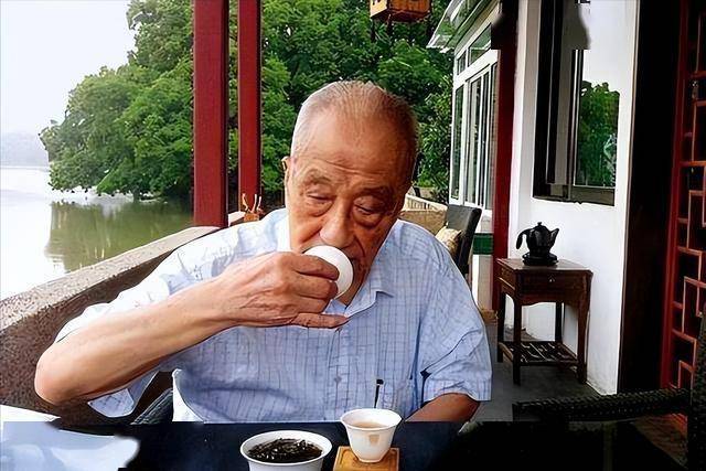 医生发现：天热还经常喝红茶的人，不出几个月，或能看到3个变化