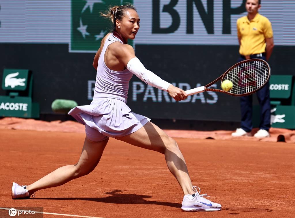 法网-郑钦文鏖战2-1萨姆索诺娃 首进八强刷新最佳战绩