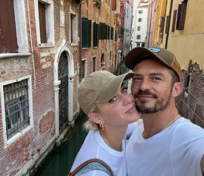 外媒曝水果姐与开花感情陷入危机！将在女方巡演结束后分手