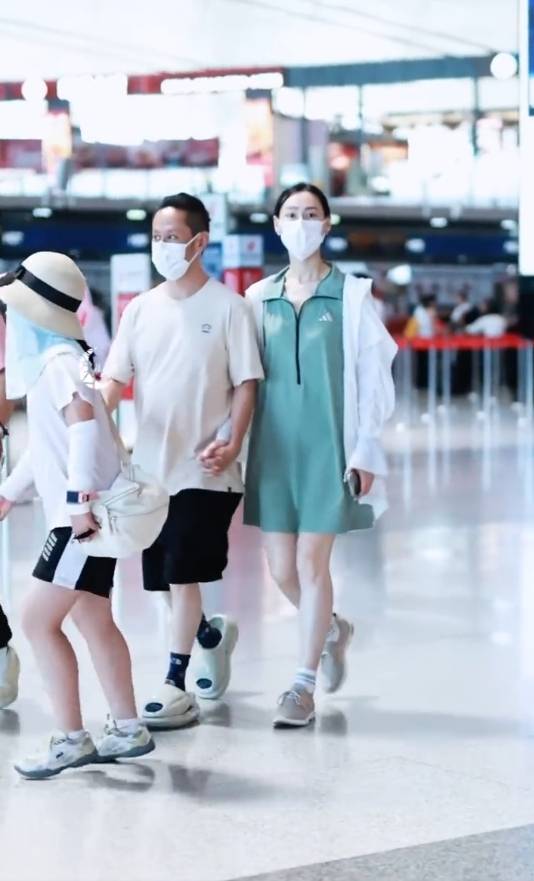 36岁梁洛施与马浴柯现身机场！二人全程甜蜜牵手秀恩爱