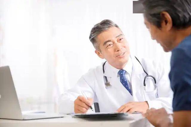 医生提醒：查出前列腺炎，尽量少碰4种“发物”，病情会慢慢好转