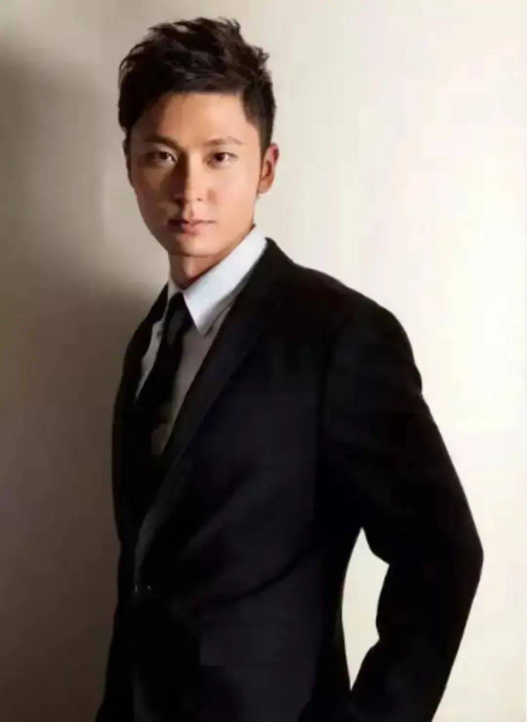 TVB艺人姚亦澧内地摆摊卖咖啡，不舍演员梦，直播教英语露胸肌人气爆涨