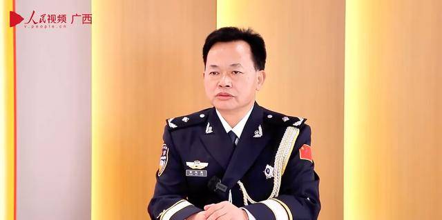 监狱长黄志坚，主动投案