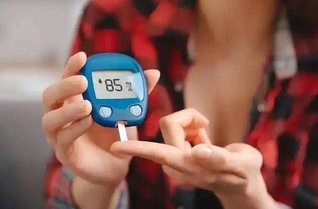 饭后散步的人血糖反而更难控制？医生：想控血糖，饭后做好3件事