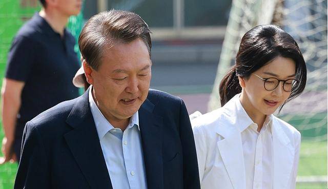 韩国大选正式投票开始，尹锡悦夫妇现身投票站