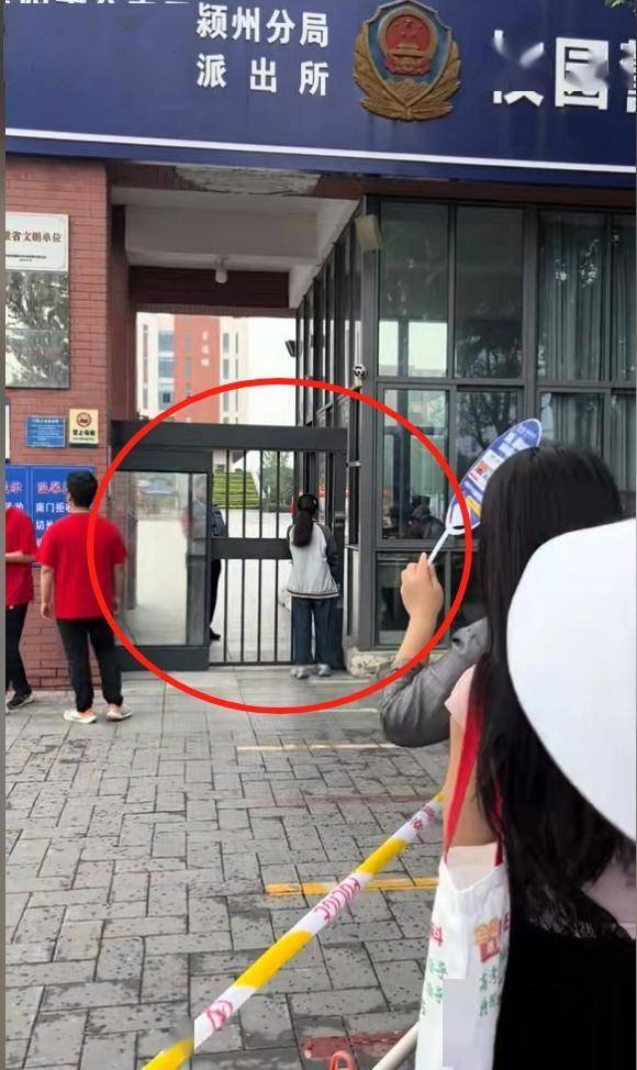 女生高考迟到1分钟被拒！知情人曝原因，女生是清北班，家住对面