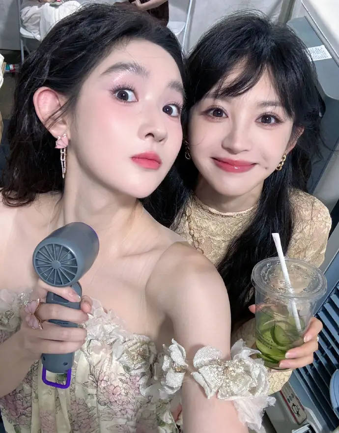 王玉雯田曦薇晒出二人合照 美女脸贴脸画面超养眼