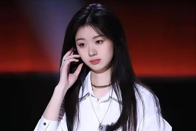 原创            小小年纪却实力超群，单依纯家世被曝光后，才懂她为何着急赚钱